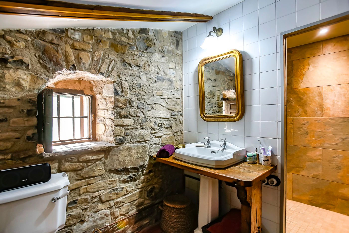 5936 - Masia con encanto con riera que recorre la finca