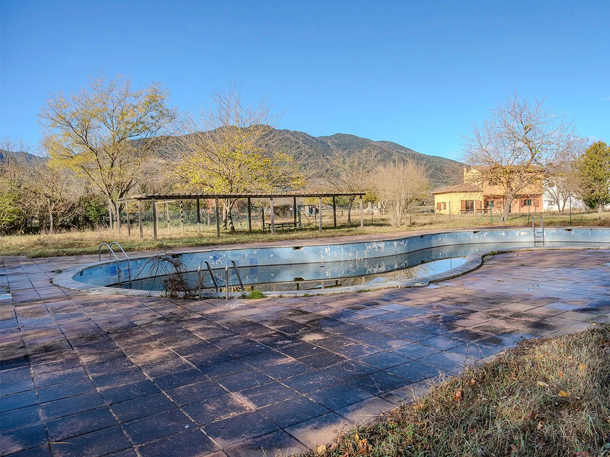 8971 - Finca con vivienda y edificaciones destinadas a casa de colonias o usos afines