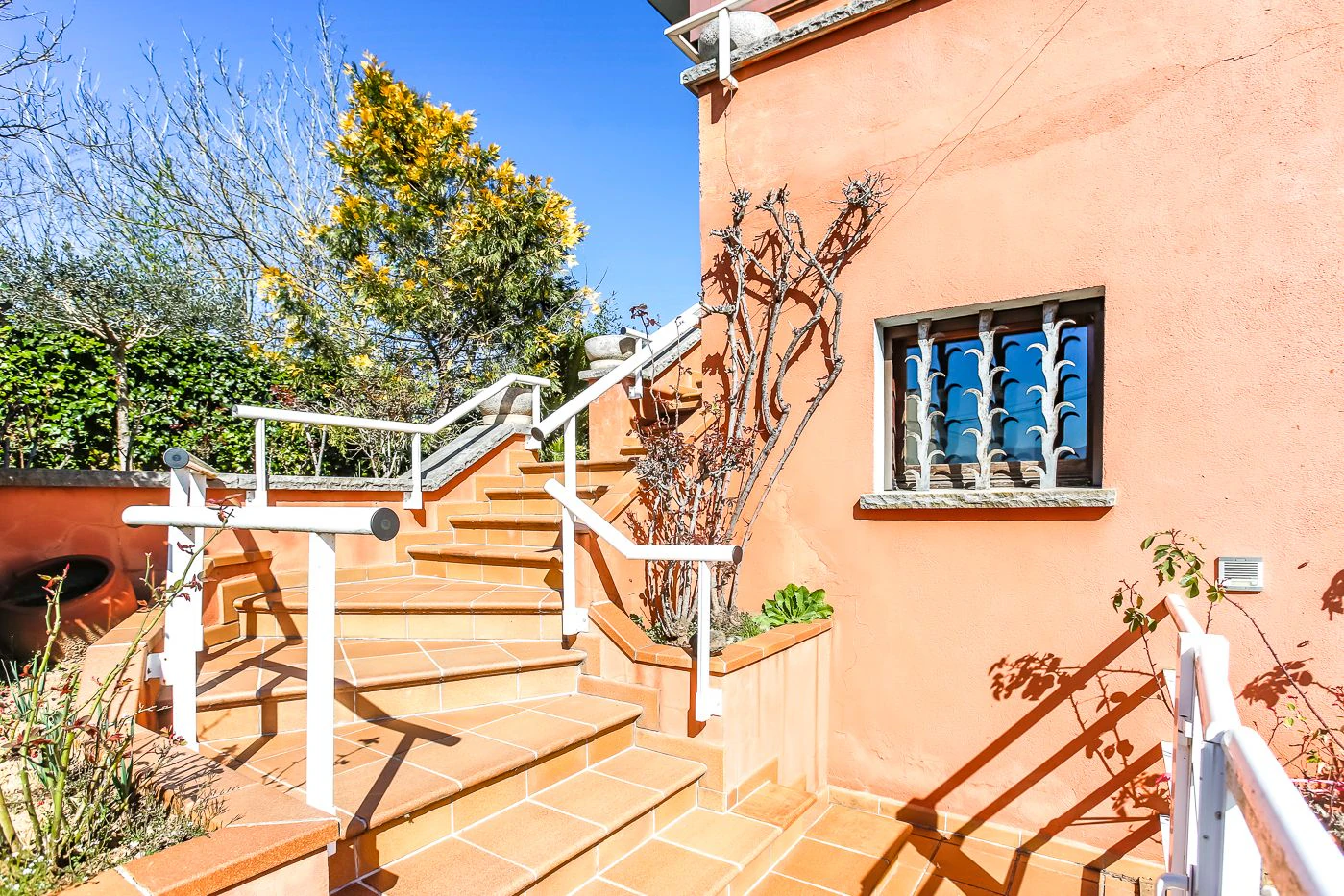 8796 - House with garden and elevator in Olot