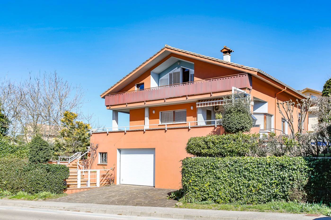 8796 - House with garden and elevator in Olot