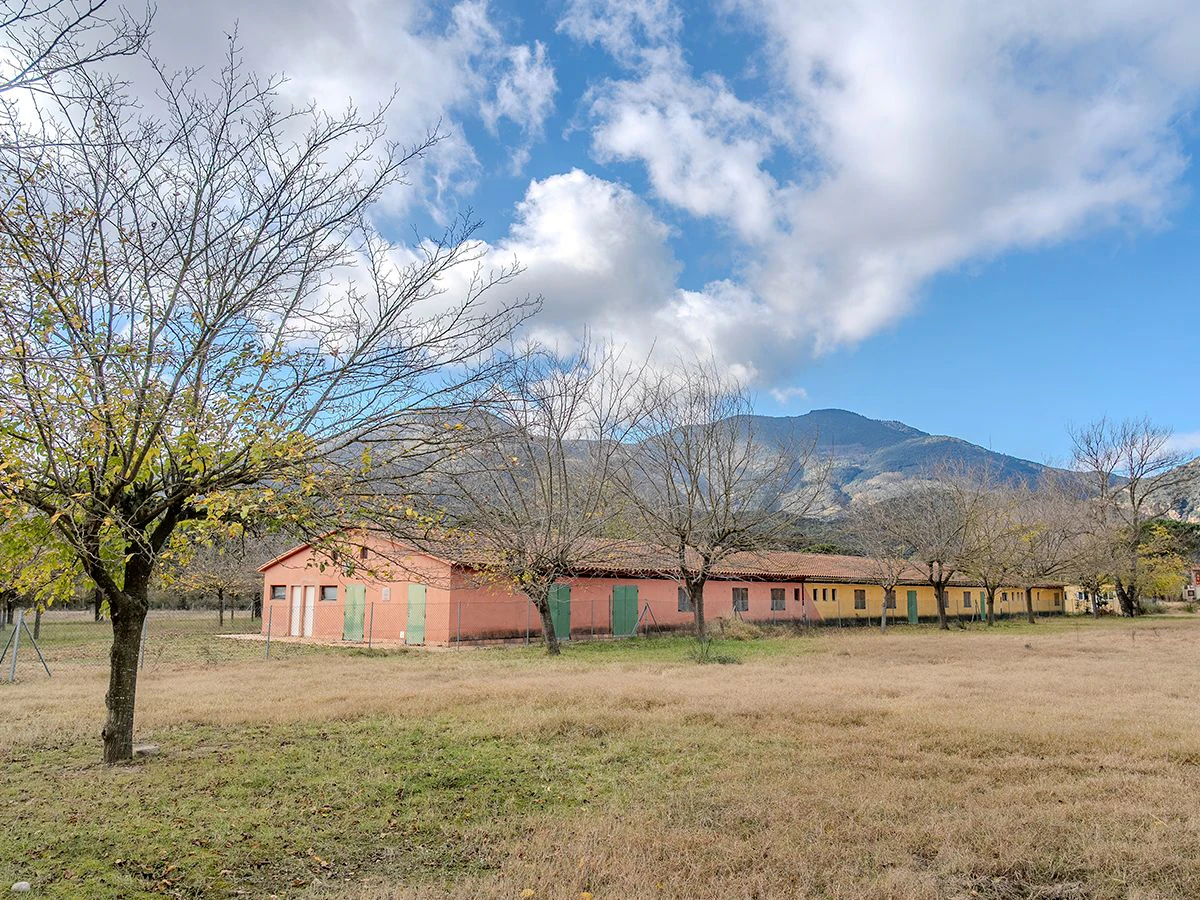 8971 - Finca con vivienda y edificaciones destinadas a casa de colonias o usos afines