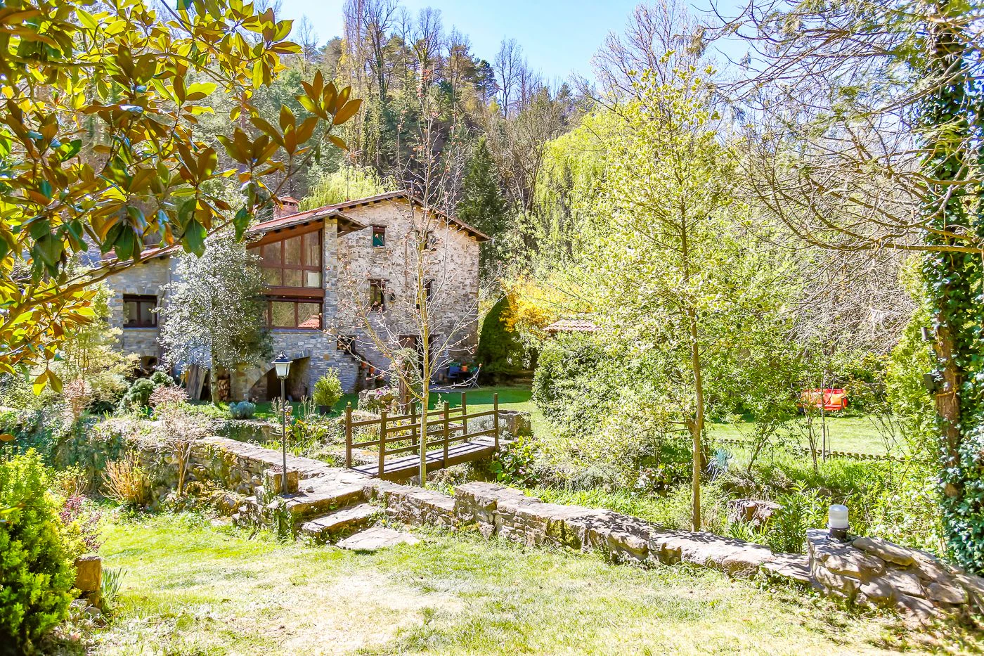 5936 - Masia con encanto con riera que recorre la finca