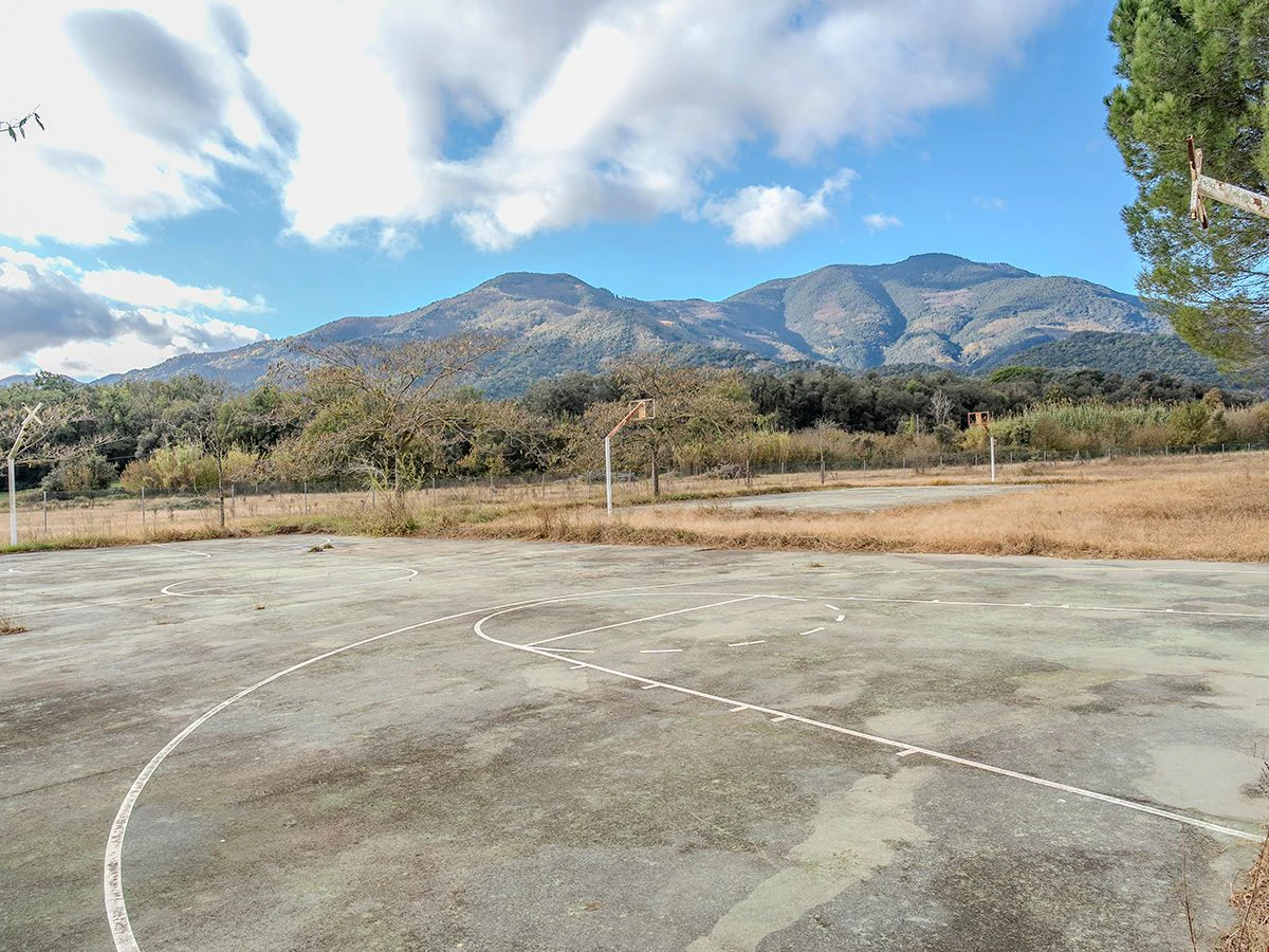8971 - Finca con vivienda y edificaciones destinadas a casa de colonias o usos afines