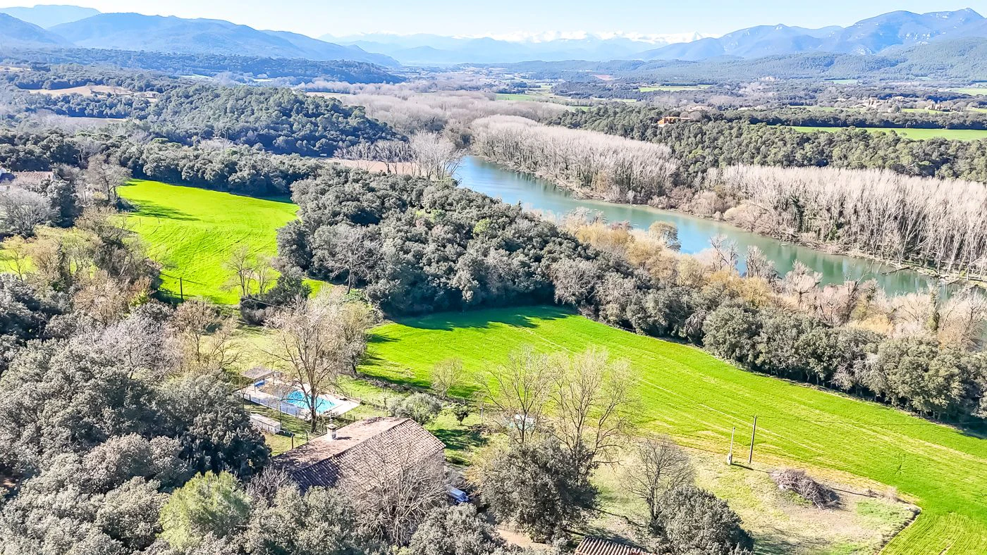 2179 - Masía rehabilitada en el Pla de l’Estany