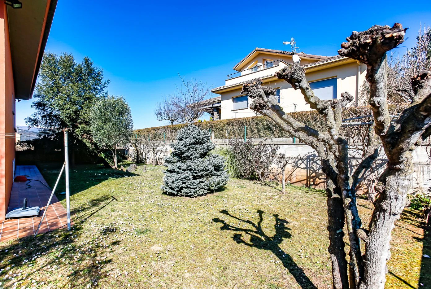 8796 - House with garden and elevator in Olot