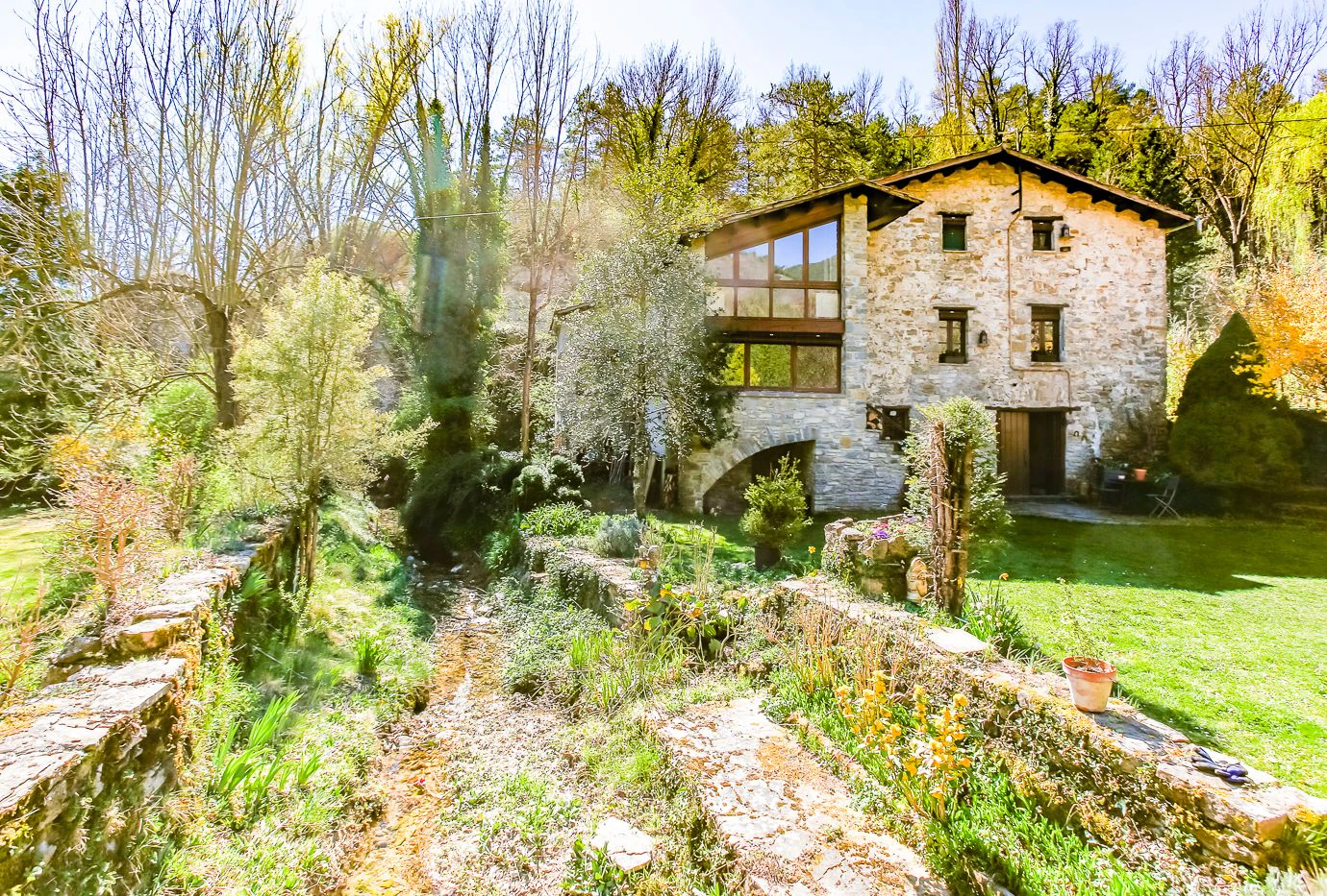 5936 - Masia con encanto con riera que recorre la finca