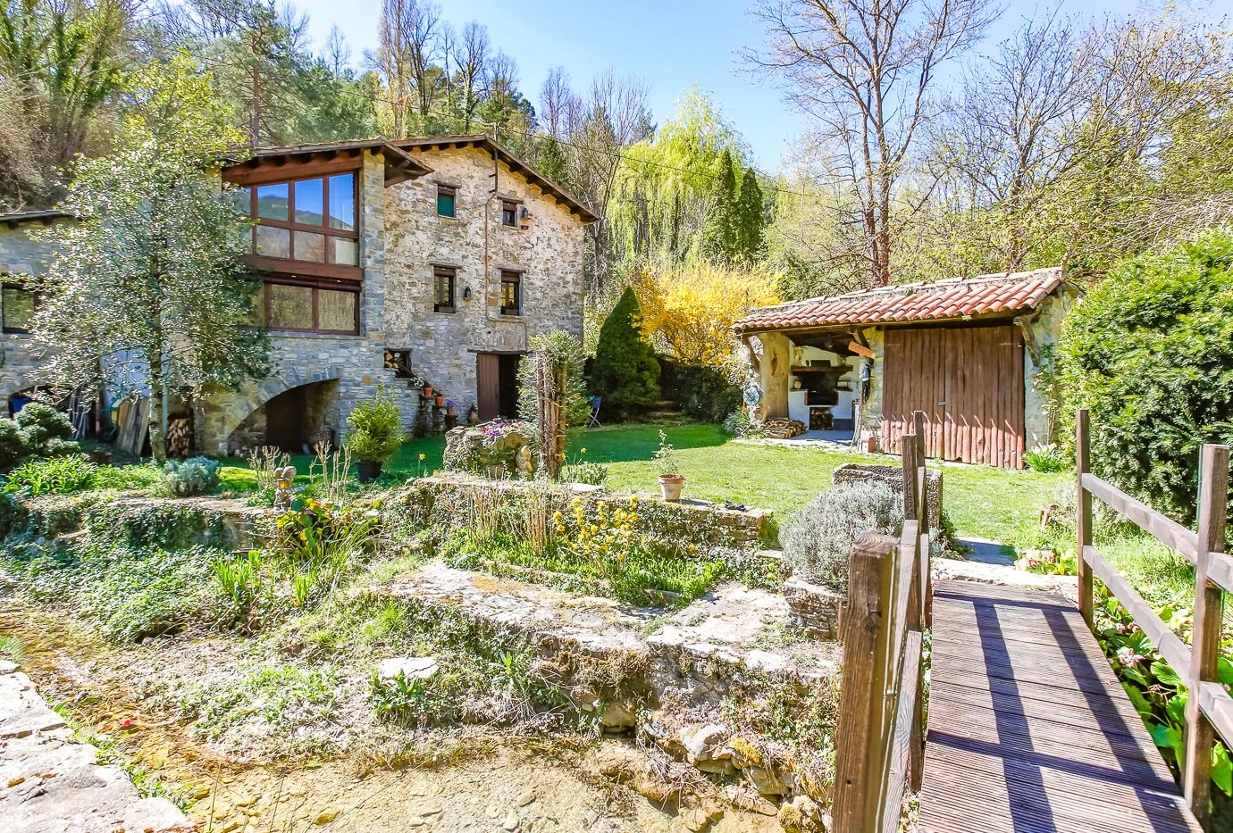 5936 - Masia con encanto con riera que recorre la finca