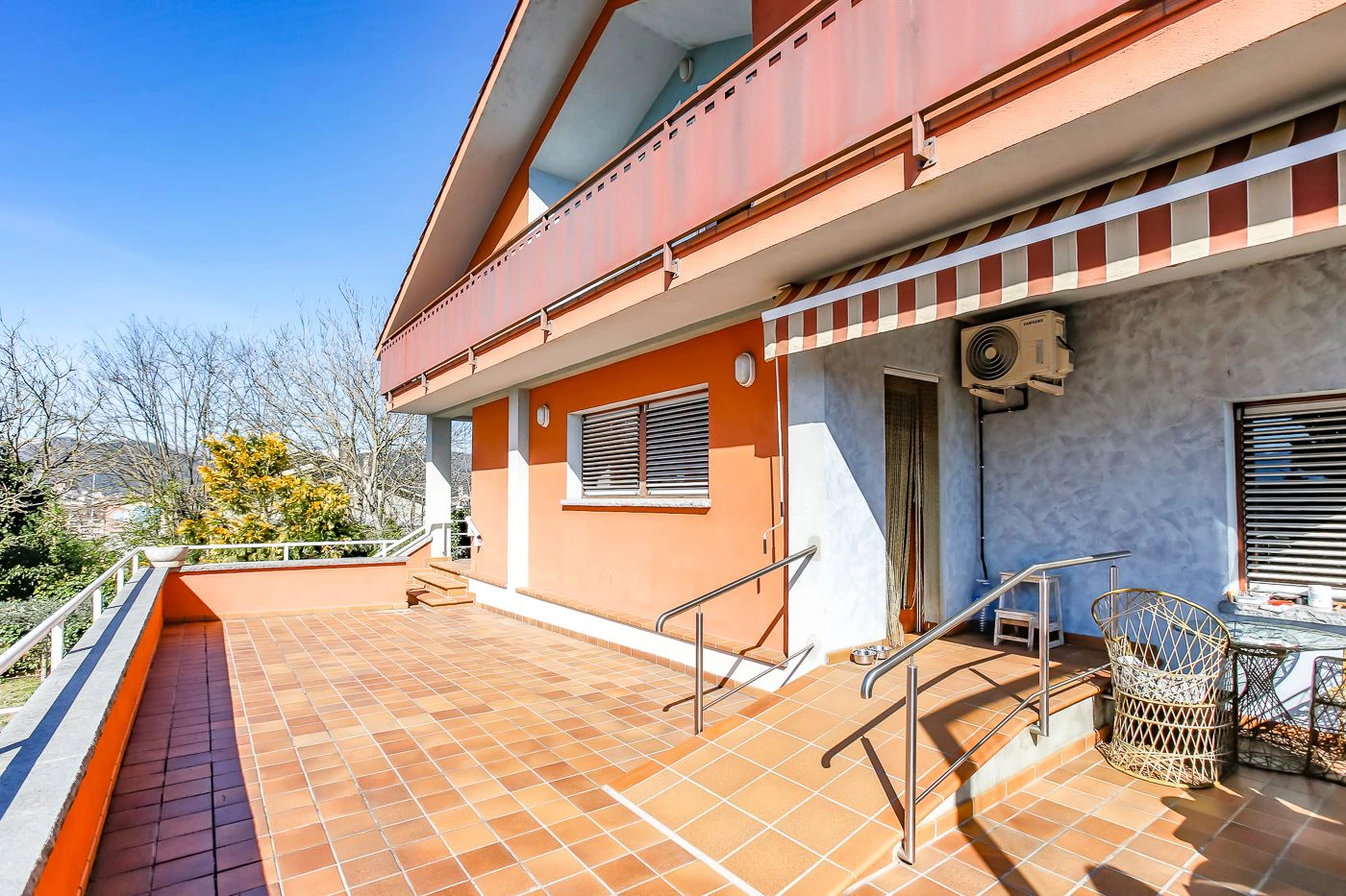 8796 - House with garden and elevator in Olot