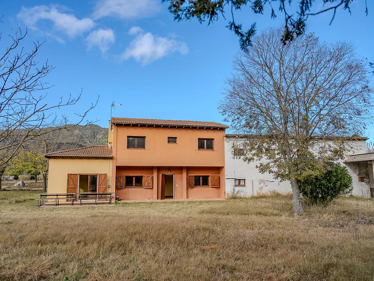 8971 - Finca con vivienda y edificaciones destinadas a casa de colonias o usos afines