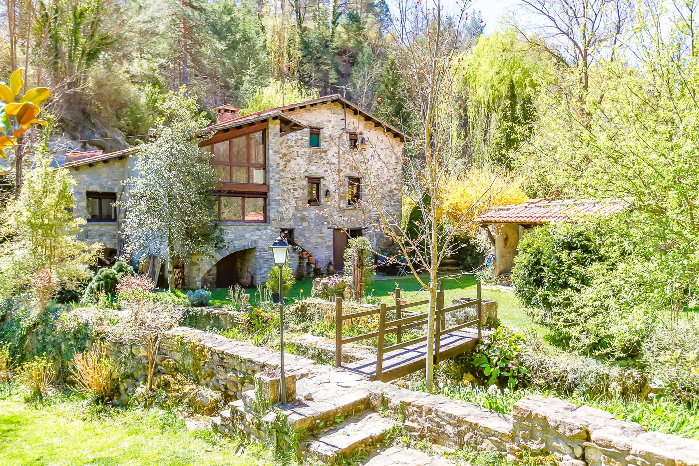 5936 - Masia con encanto con riera que recorre la finca