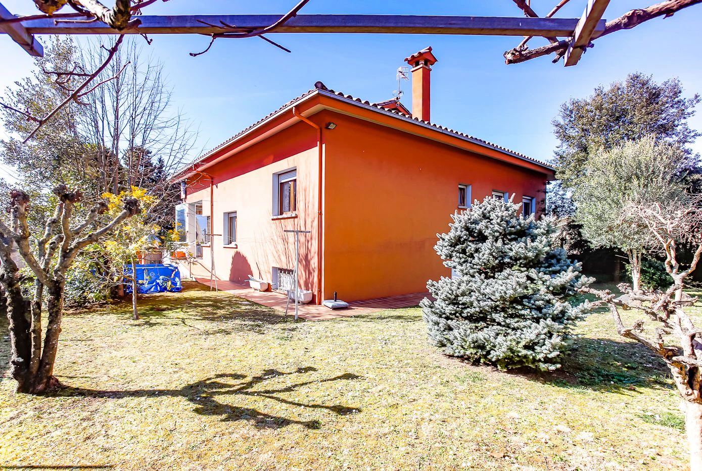 8796 - House with garden and elevator in Olot