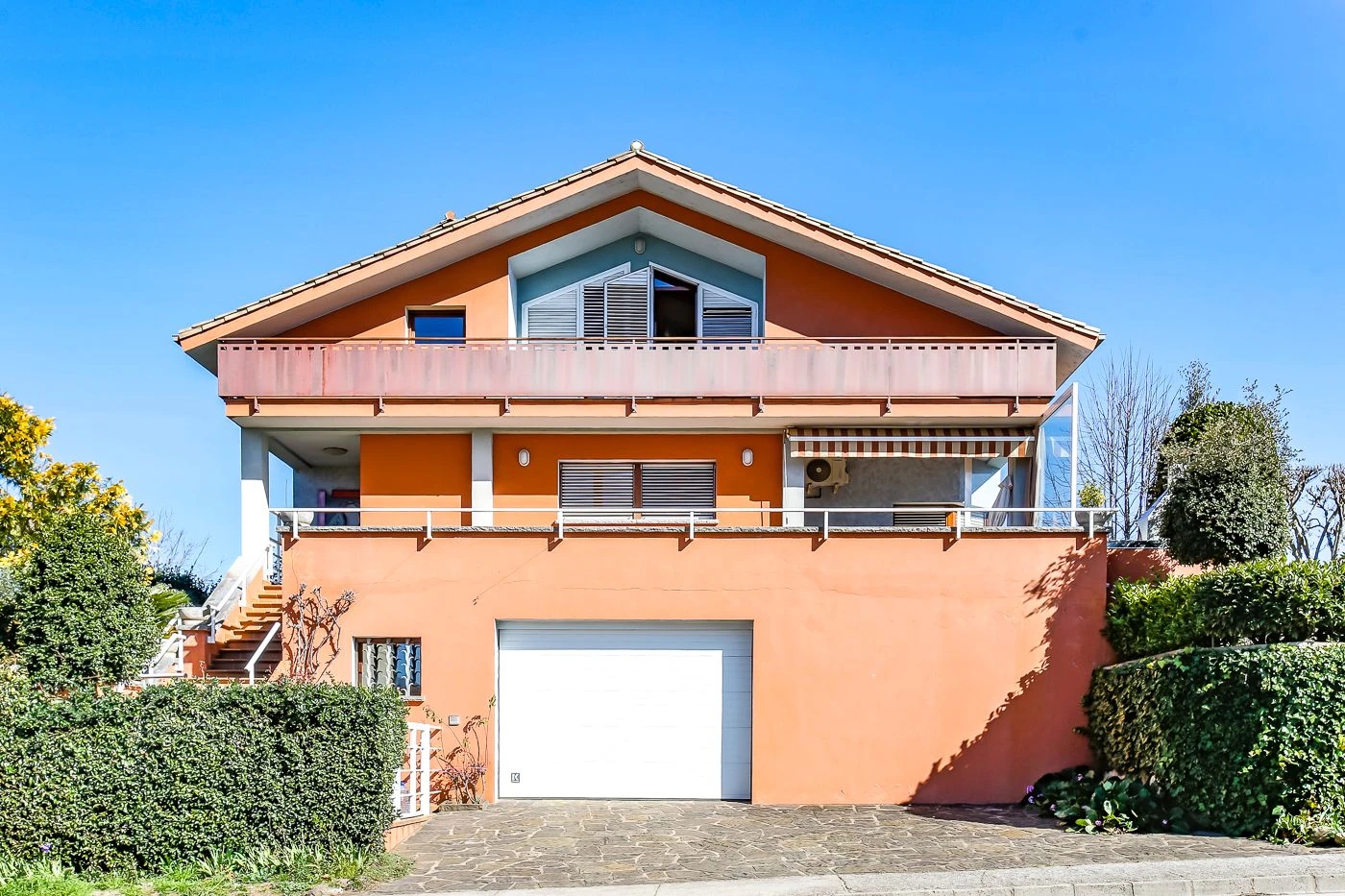 8796 - House with garden and elevator in Olot