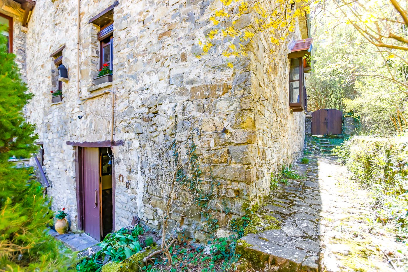 5936 - Masia con encanto con riera que recorre la finca