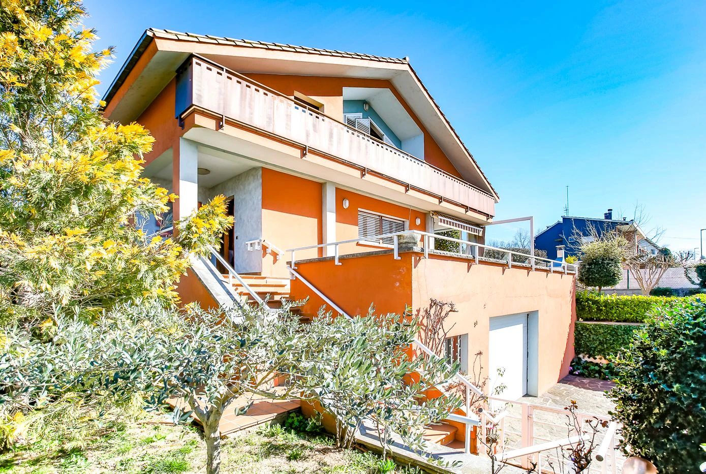 8796 - House with garden and elevator in Olot