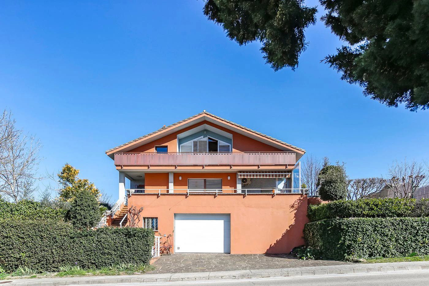 8796 - House with garden and elevator in Olot