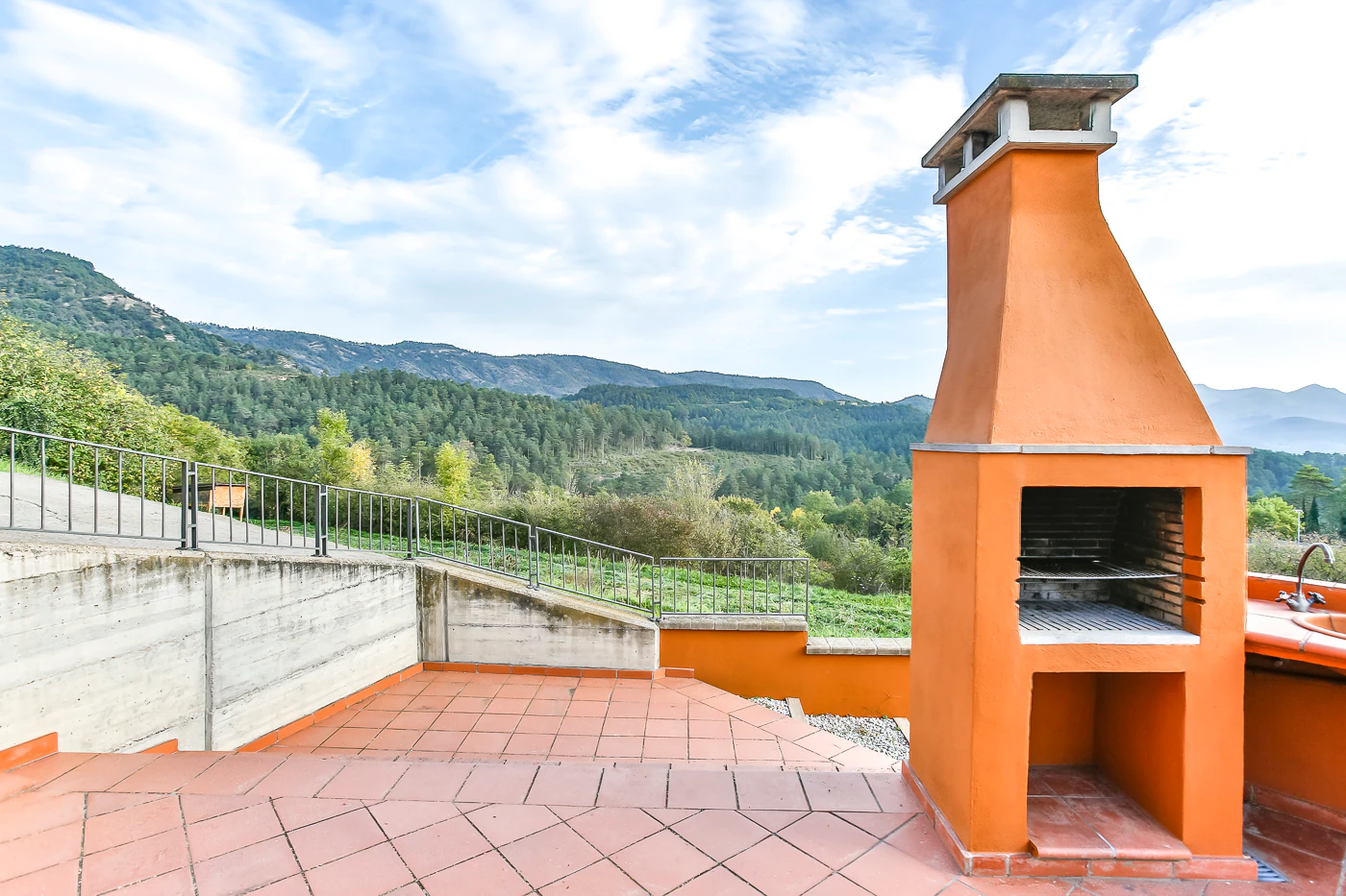 Casa amb jardí en un poble petit i tranquil a Osona