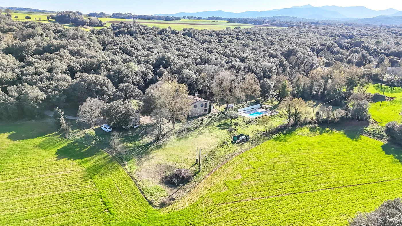2179 - Masía rehabilitada en el Pla de l’Estany