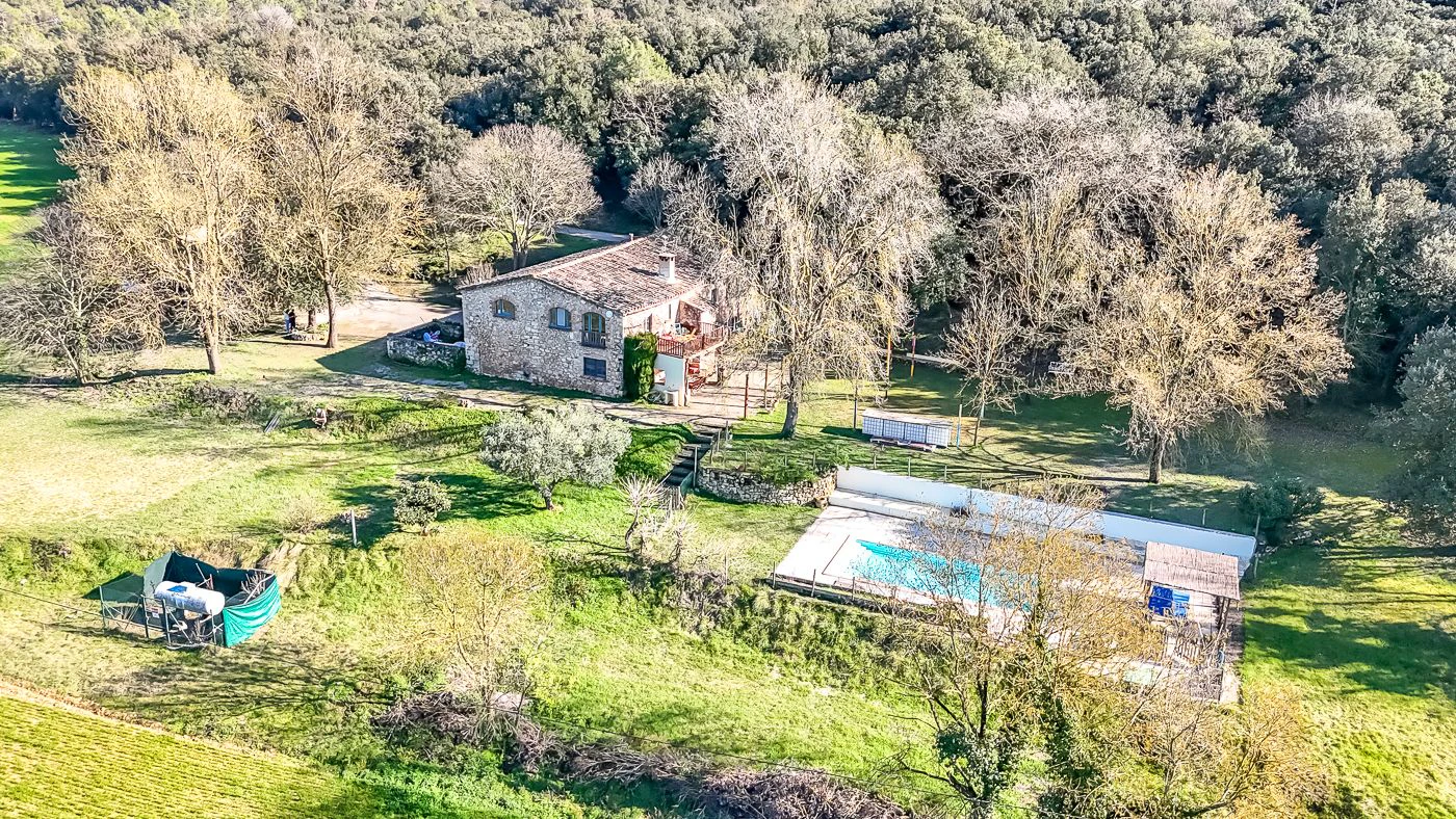 2179 - Masía rehabilitada en el Pla de l’Estany