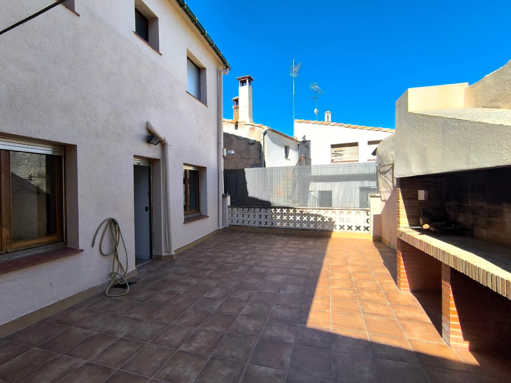 9965 - Casa de pueblo con posibilidad de dos viviendas y terraza.