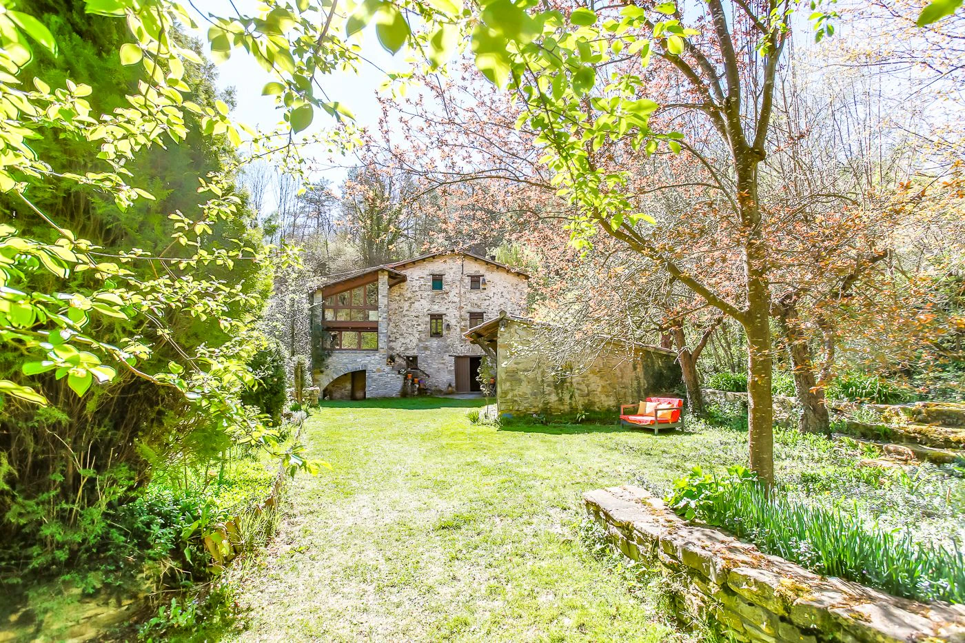 5936 - Masia con encanto con riera que recorre la finca