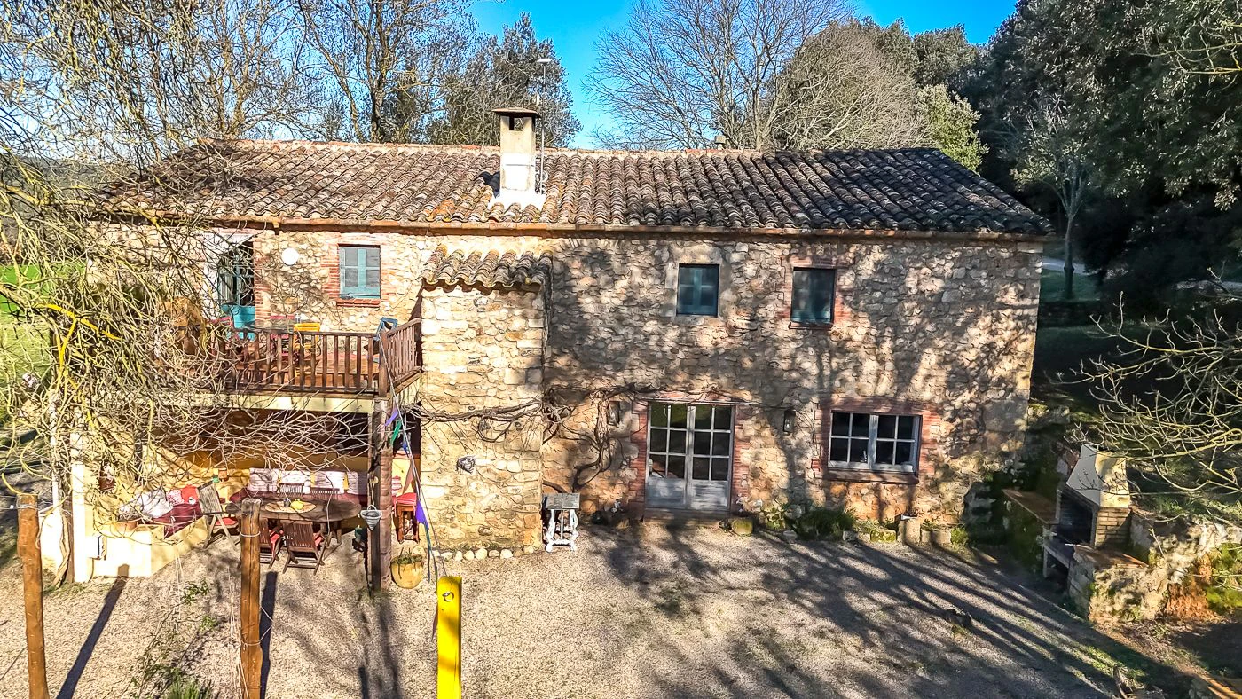 2179 - Masía rehabilitada en el Pla de l’Estany