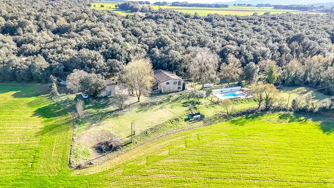 2179 - Masía rehabilitada en el Pla de l’Estany