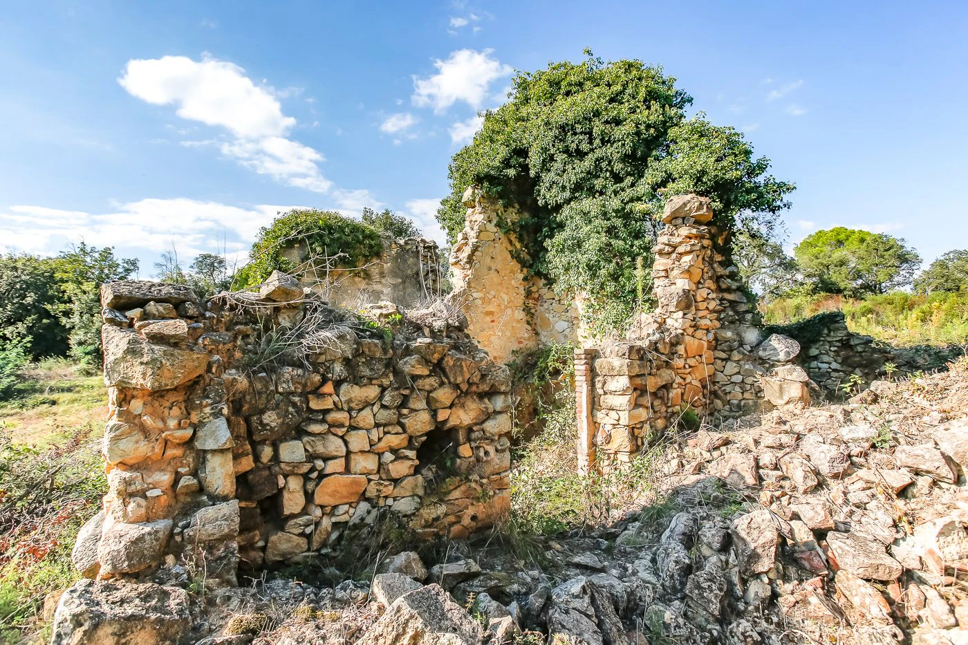 2172 - Masía en ruinas con posibilidad de edificar 250 m2 de vivienda