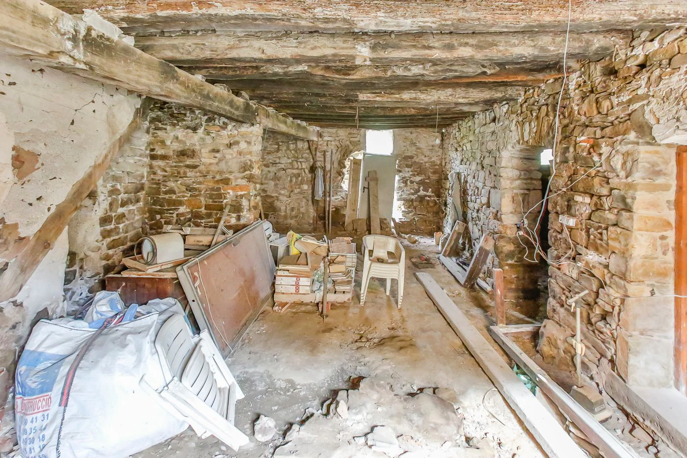 4015 - Propiedad con 24 hectáreas de terreno con 3 viviendas, dos de ellas en buen estado
