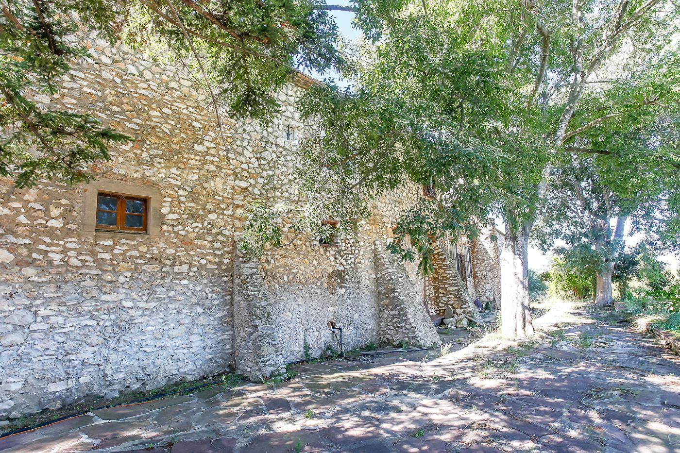 4569 - Masía del siglo XIX con manantial y nave cerca de Tarragona