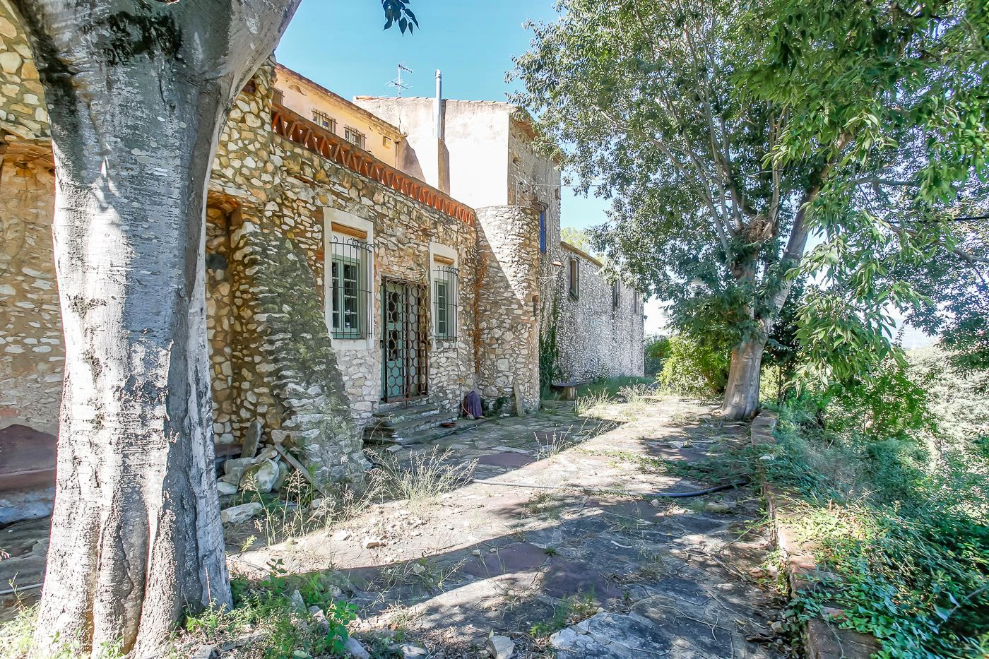 4569 - Masía del siglo XIX con manantial y nave cerca de Tarragona