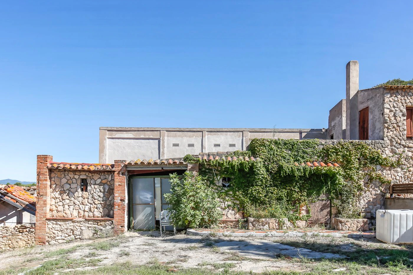 4569 - Masía del siglo XIX con manantial y nave cerca de Tarragona