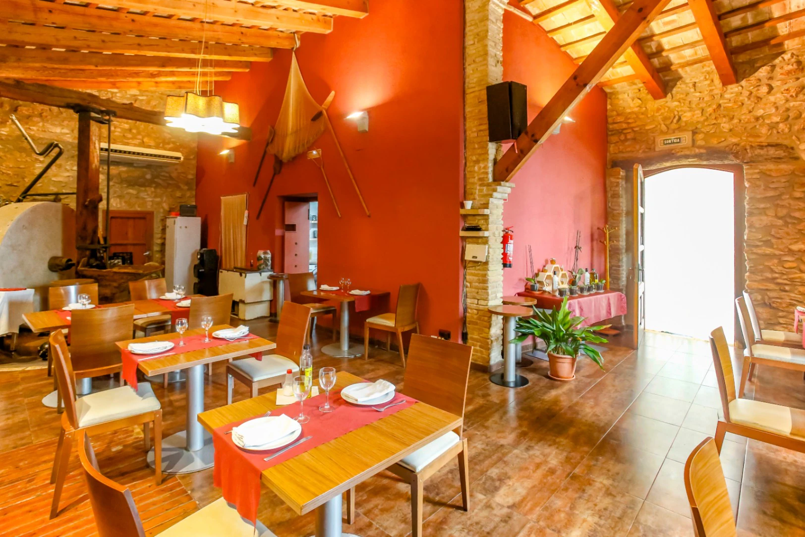 8345 - Masia-Restaurante con 6 habitaciones  en el Delta del Ebro