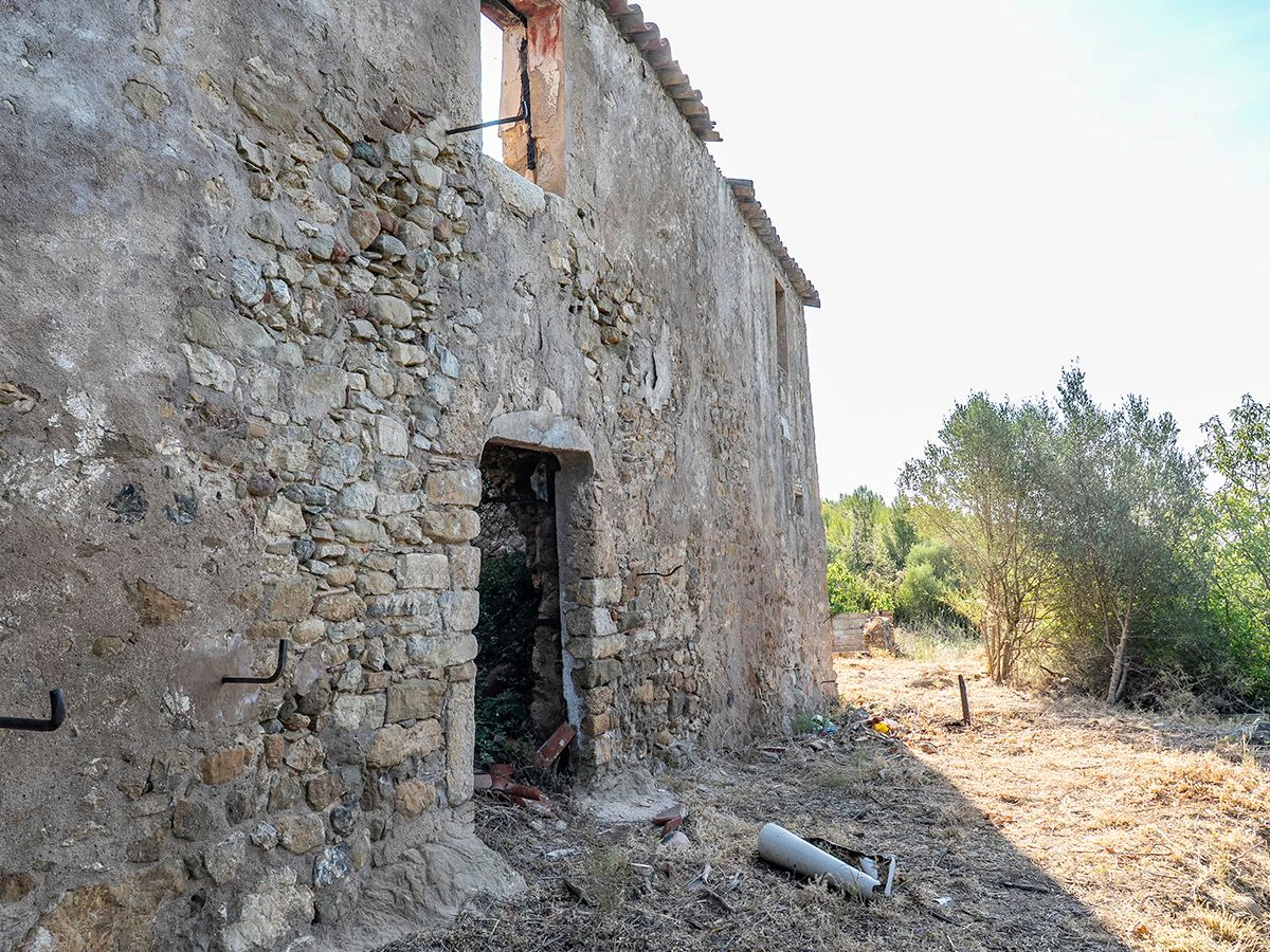 1645 - Masia para rehabilitar en el Empordà con 12 hectáreas de cultivo y 9 ha de bosque