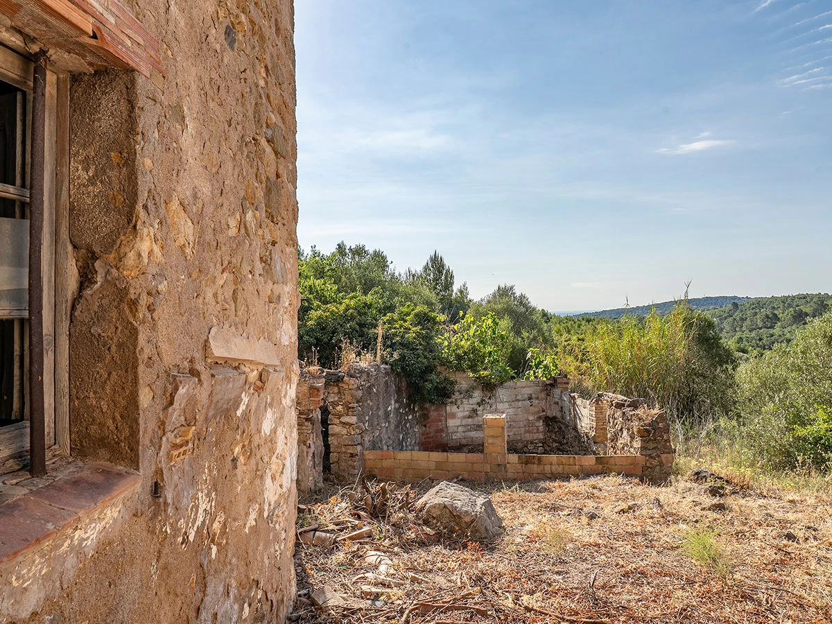 1645 - Masia para rehabilitar en el Empordà con 12 hectáreas de cultivo y 9 ha de bosque