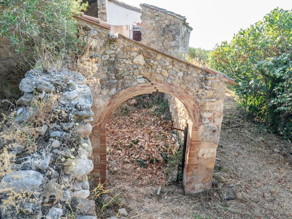 1645 - Masia para rehabilitar en el Empordà con 12 hectáreas de cultivo y 9 ha de bosque