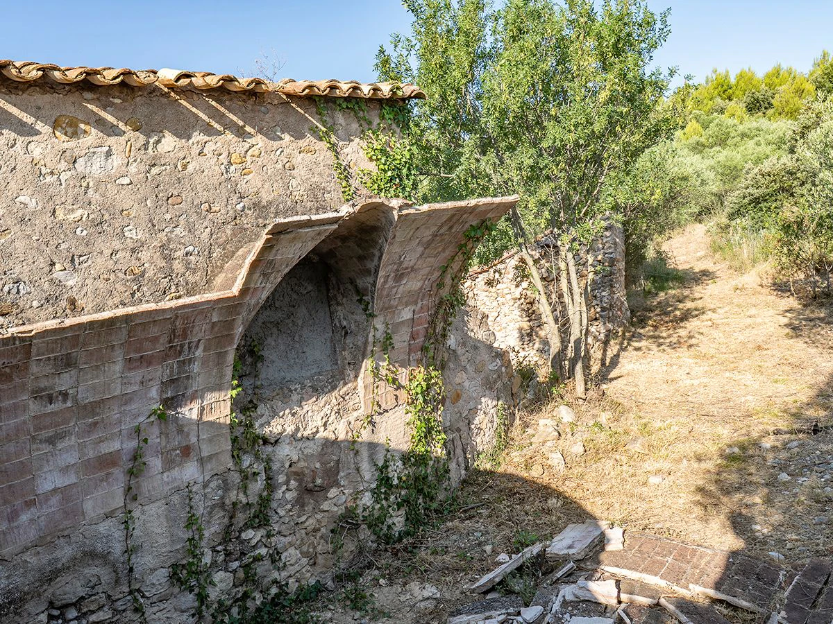 1645 - Masia para rehabilitar en el Empordà con 12 hectáreas de cultivo y 9 ha de bosque