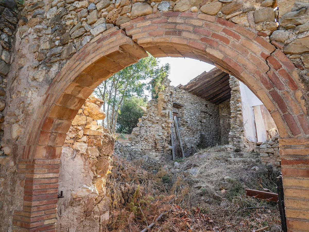 1645 - Masia para rehabilitar en el Empordà con 12 hectáreas de cultivo y 9 ha de bosque