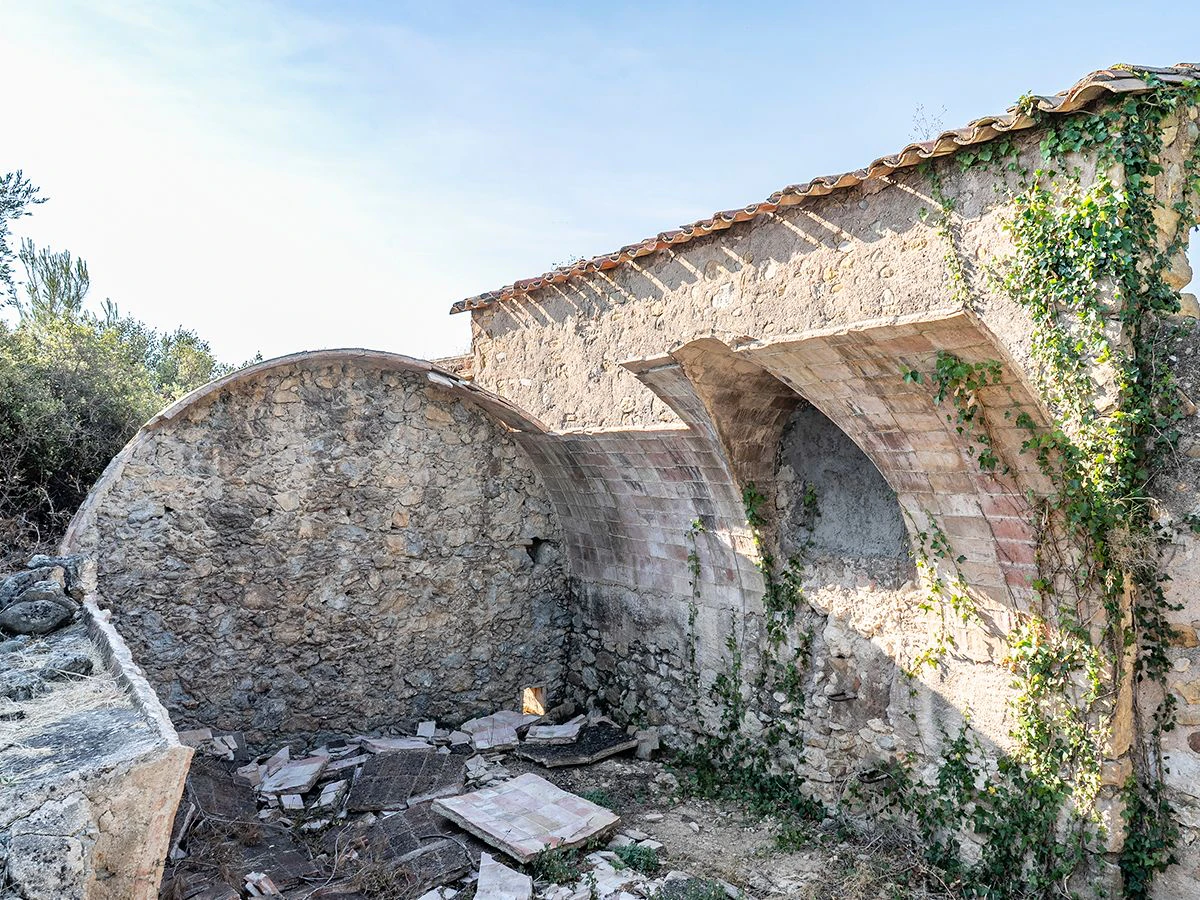 1645 - Masia para rehabilitar en el Empordà con 12 hectáreas de cultivo y 9 ha de bosque