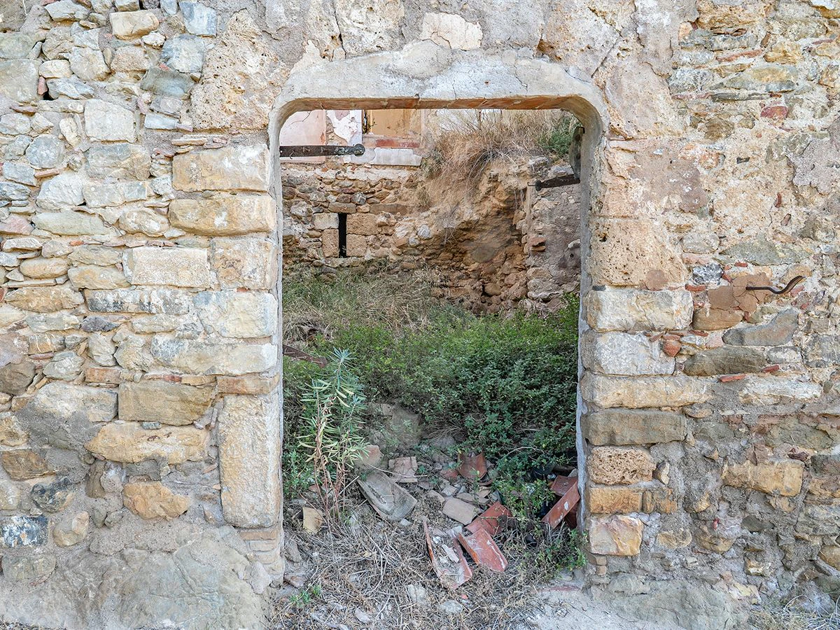 1645 - Masia para rehabilitar en el Empordà con 12 hectáreas de cultivo y 9 ha de bosque