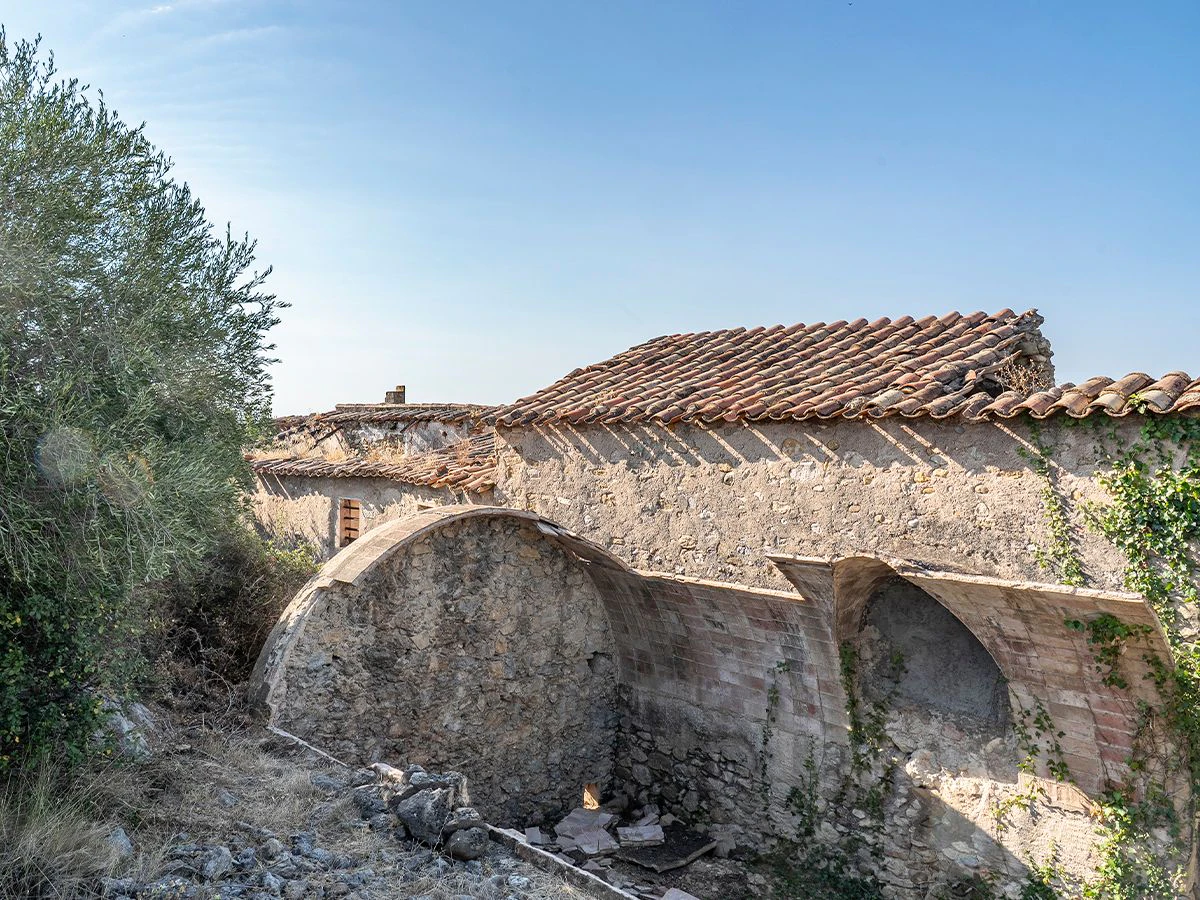 1645 - Masia para rehabilitar en el Empordà con 12 hectáreas de cultivo y 9 ha de bosque