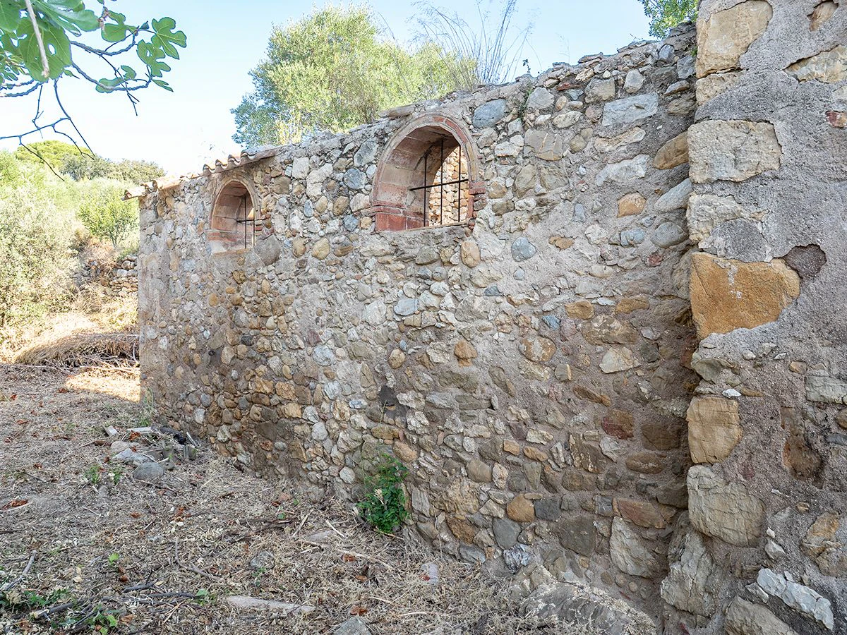 1645 - Masia para rehabilitar en el Empordà con 12 hectáreas de cultivo y 9 ha de bosque