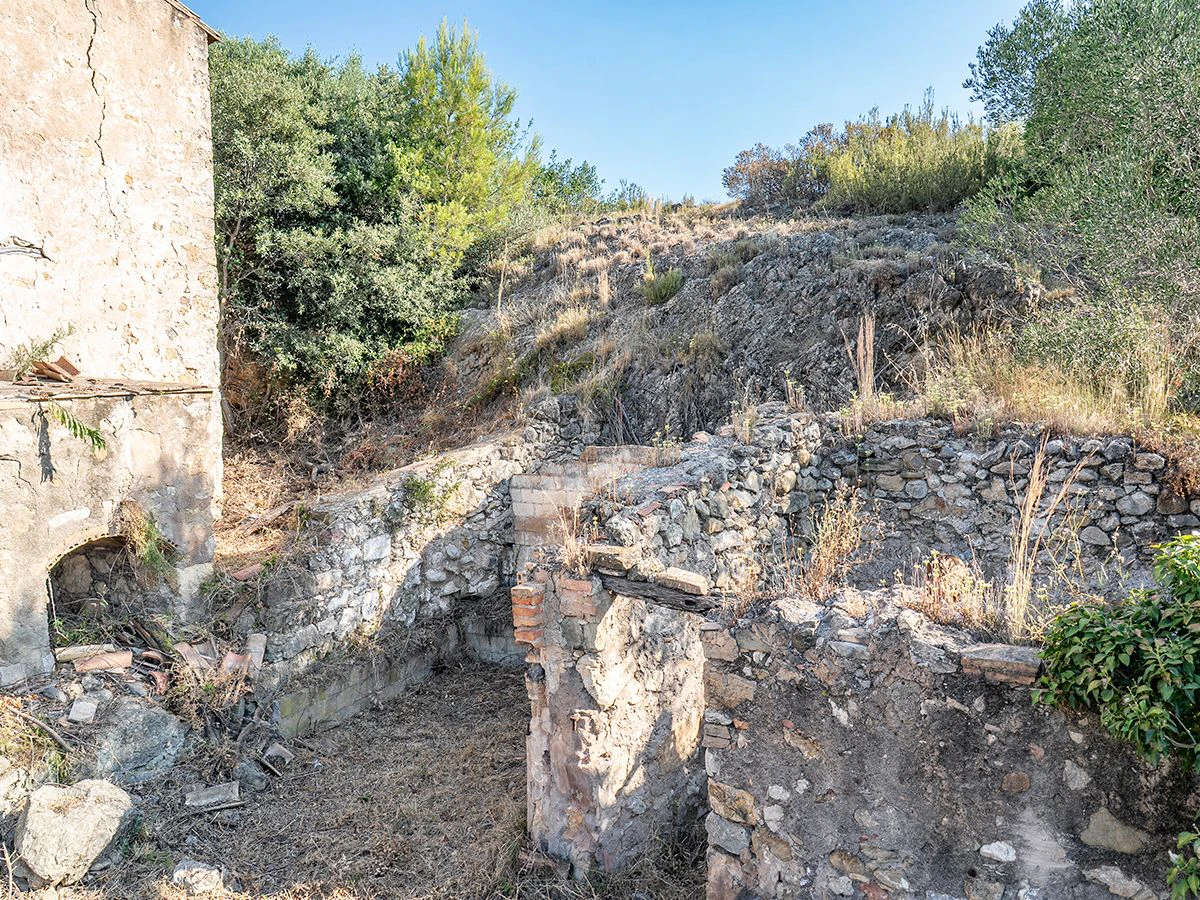 1645 - Masia para rehabilitar en el Empordà con 12 hectáreas de cultivo y 9 ha de bosque
