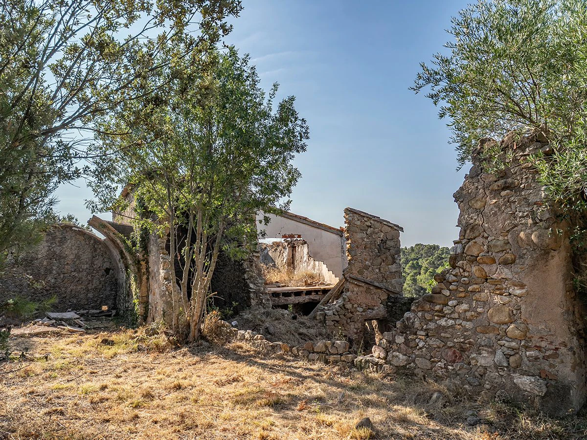 1645 - Masia para rehabilitar en el Empordà con 12 hectáreas de cultivo y 9 ha de bosque