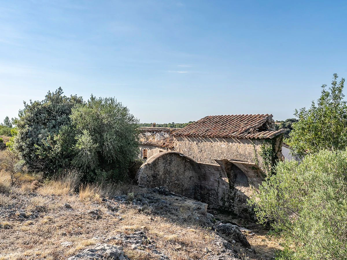 1645 - Masia para rehabilitar en el Empordà con 12 hectáreas de cultivo y 9 ha de bosque