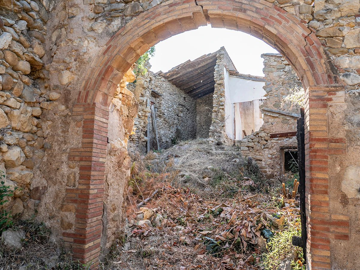 1645 - Masia para rehabilitar en el Empordà con 12 hectáreas de cultivo y 9 ha de bosque