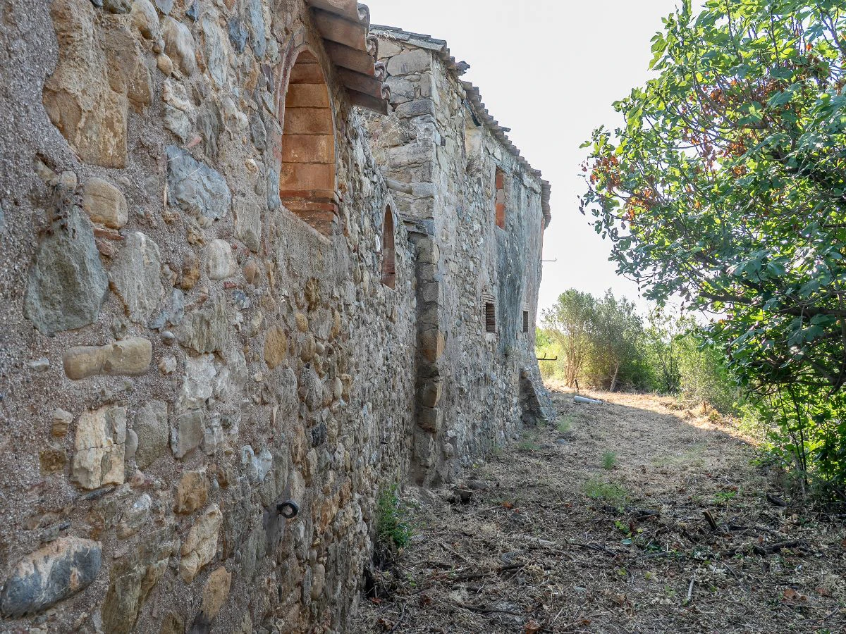 1645 - Masia para rehabilitar en el Empordà con 12 hectáreas de cultivo y 9 ha de bosque