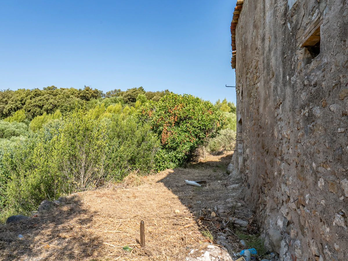 1645 - Masia para rehabilitar en el Empordà con 12 hectáreas de cultivo y 9 ha de bosque