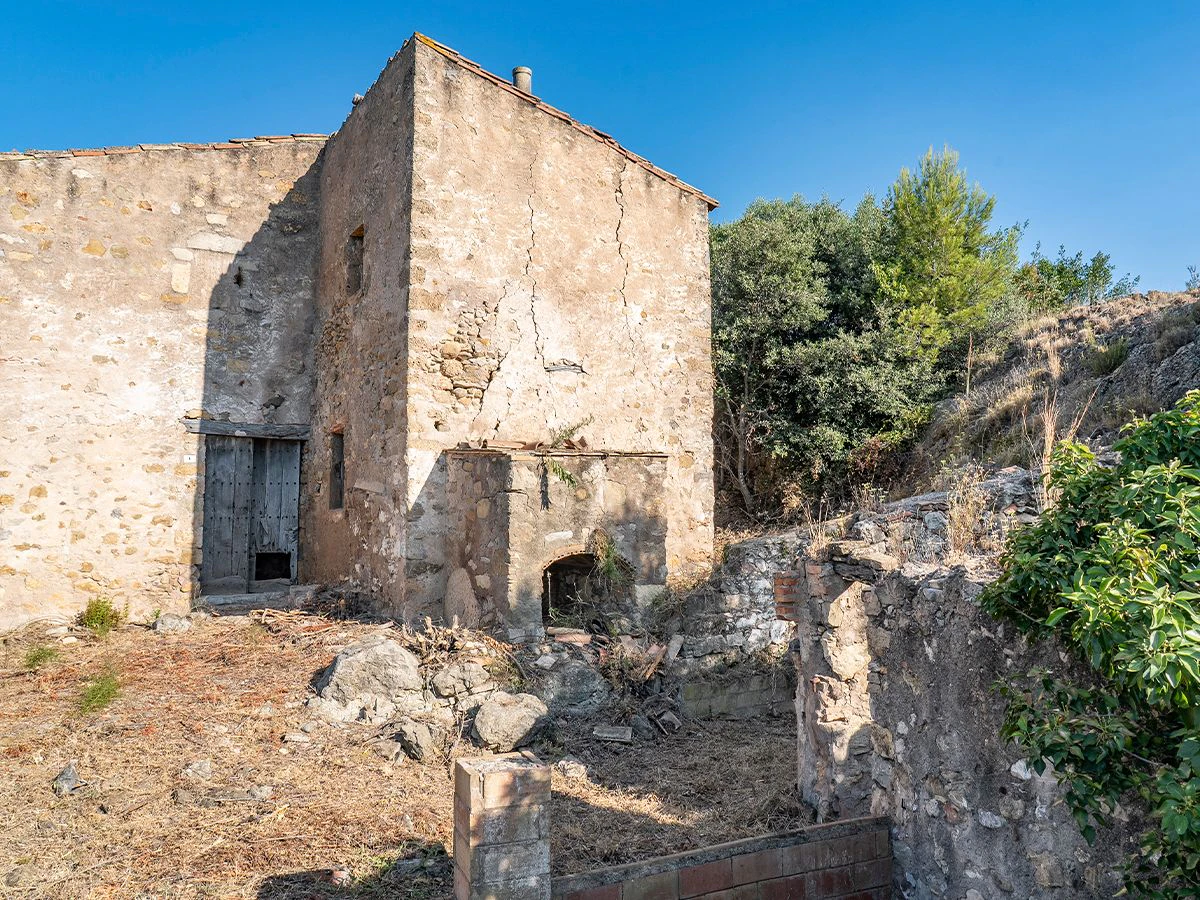 1645 - Masia para rehabilitar en el Empordà con 12 hectáreas de cultivo y 9 ha de bosque