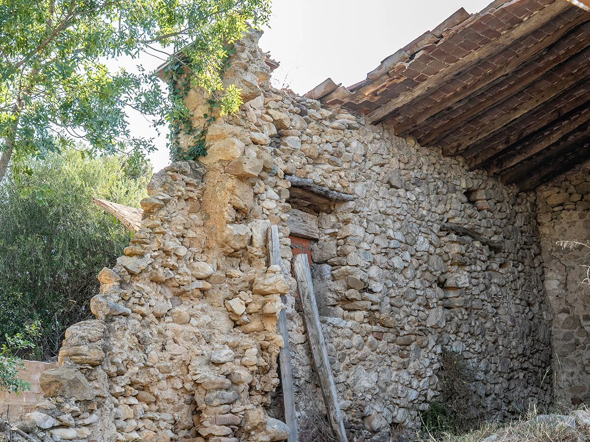 1645 - Masia para rehabilitar en el Empordà con 12 hectáreas de cultivo y 9 ha de bosque