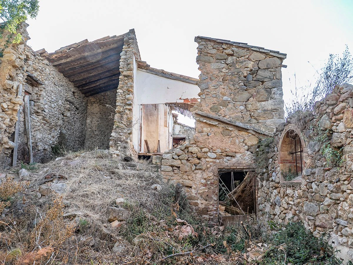 1645 - Masia para rehabilitar en el Empordà con 12 hectáreas de cultivo y 9 ha de bosque